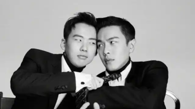 张若昀郭麒麟同框拍写真 配合默契两人搞怪可爱帅气不减