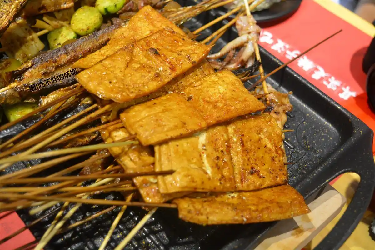 肉嫩又带着汁水.烤猪蹄,表皮很是脆香.吃起来弹弹弹,颇有胶质感.