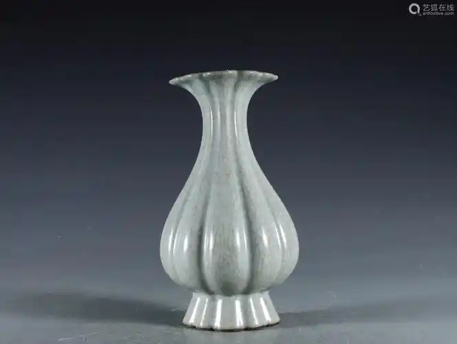 南宋官窑粉青釉白菜瓶