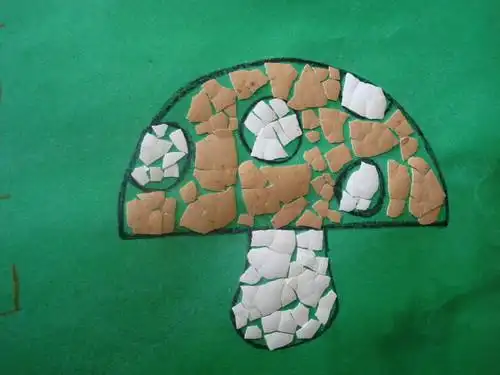 在制作过程中,不但可以让幼儿感受到鸡蛋壳