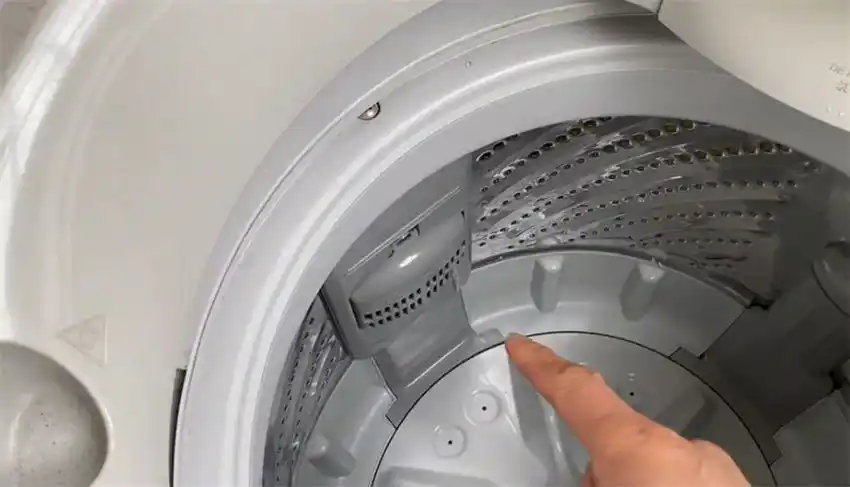 滚筒洗衣机如何清洗内壁污垢(每月动一动,确保干净卫生)