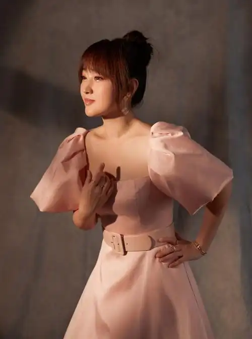 甜歌女杨钰莹,这套蛋灰色裙子好漂亮_高清图集_新浪网