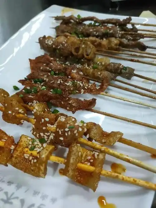 红柳羊肉串,望京小腰等……经典烧烤就藏在宜昌葛洲坝这家小店里