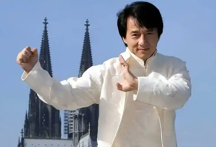 都多少年了,艺人们在外丢的脸,还是要靠成龙这个男人扳回来!