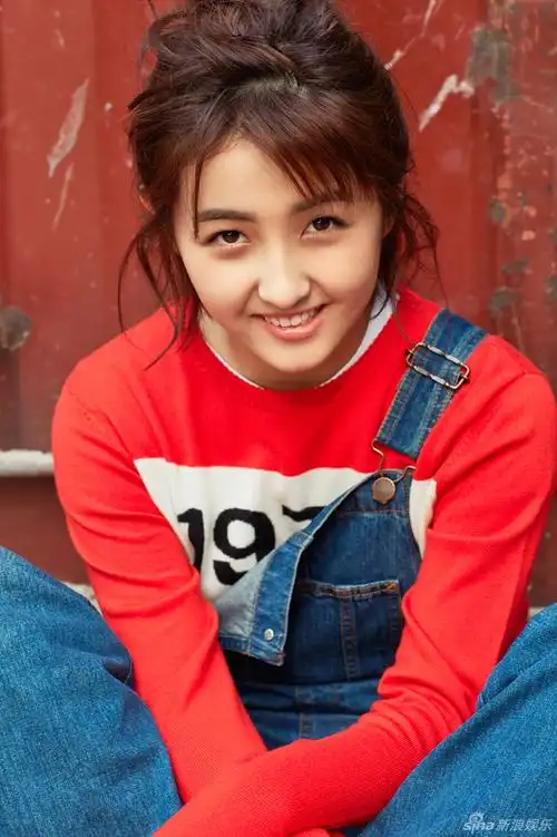 张子枫曝最新写真 笑容灿烂少女活力十足