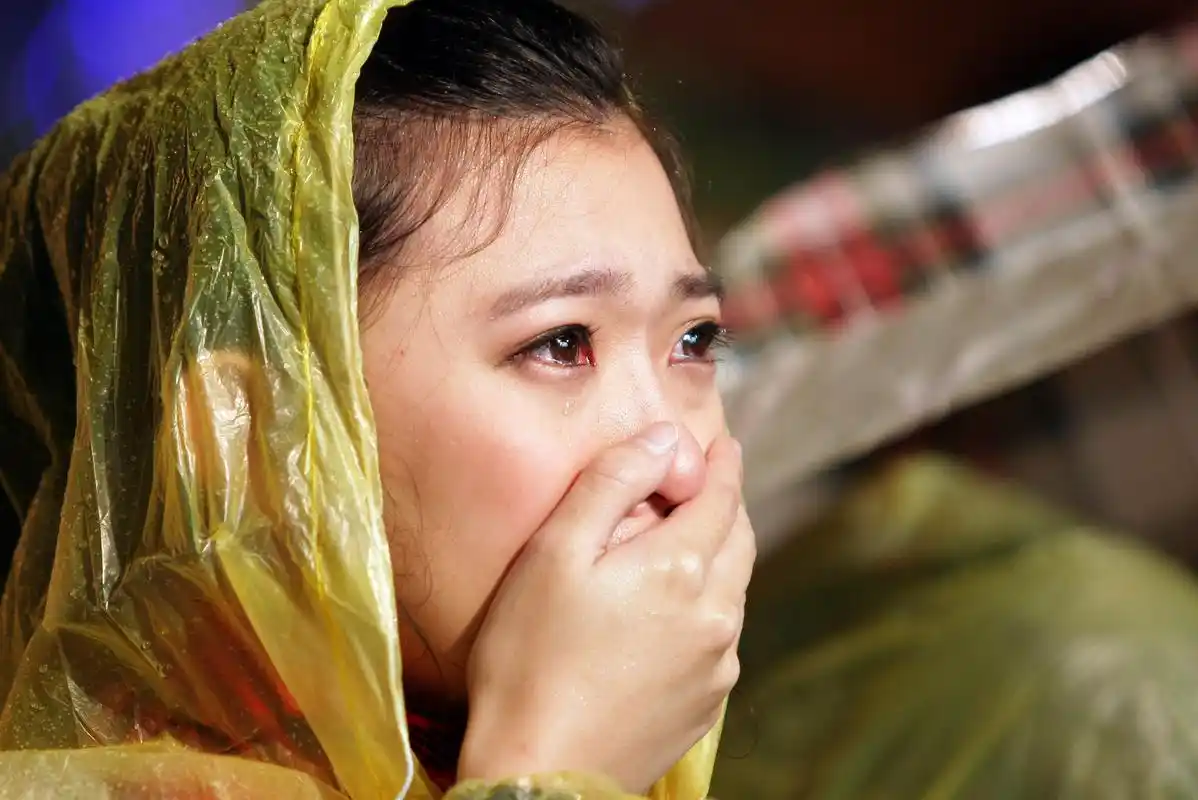 我结婚哑巴养母送一袋玉米,隔天打开看到里面的东西,我崩溃痛哭