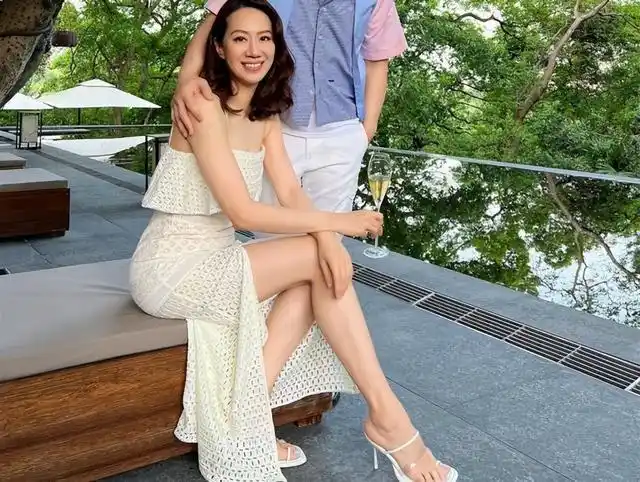 甄子丹为41岁娇妻庆生汪诗诗穿开衩裙长腿抢镜一家人身材都好