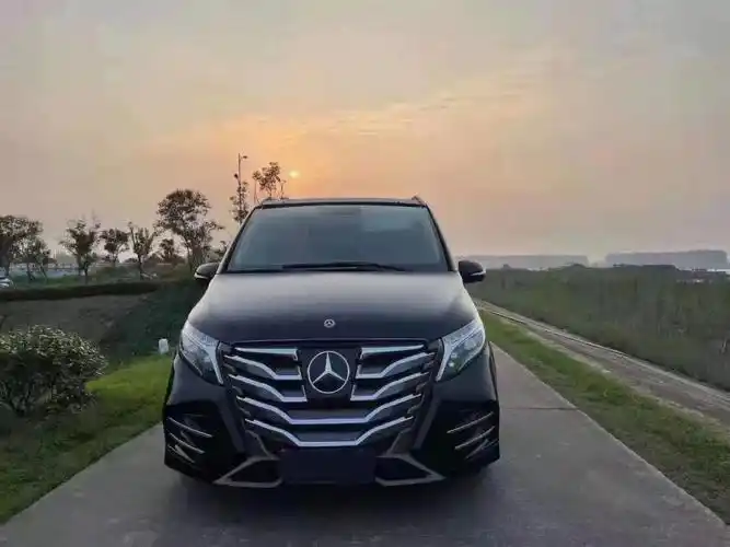 奔驰威霆v260升级罗伦士前后包围套件