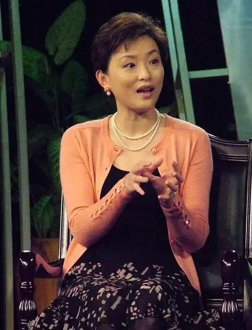 杨澜一撮蓝发真洋气穿卡其色衬衫连衣裙个性却很端庄大气