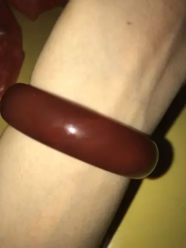 各位大神,帮我看看这只玛瑙手镯是染色还是烧色的,在灯光下看,里面有