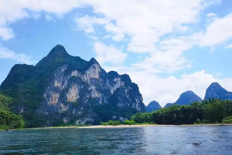 九马画山黄布倒影是漓江精华,这里江流清澈,碧绿透底,从水面上可以