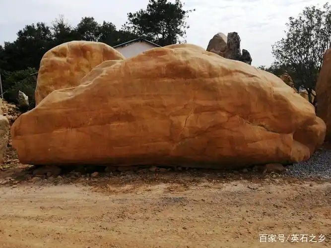 而像这样的大型景观刻字石的形成,还要经过几道工序,每块石头到成品