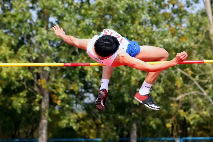 孙喜贵老师学生杨帅崎获得大学组男子跳高第三名