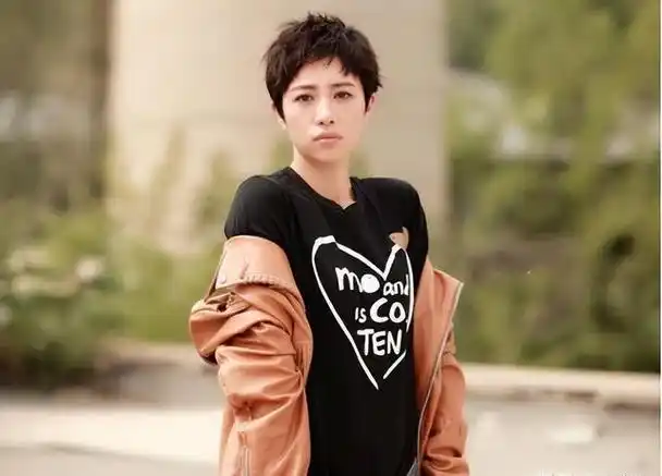 他内心深处渴望着能与心爱的女友早日携手走进婚姻的殿堂,共度人生的