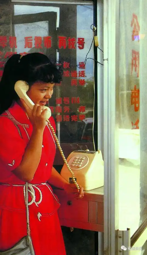 20世纪80年代,盖个溜冰场可是轰动的大事,很多年轻人跑去溜冰20世纪80