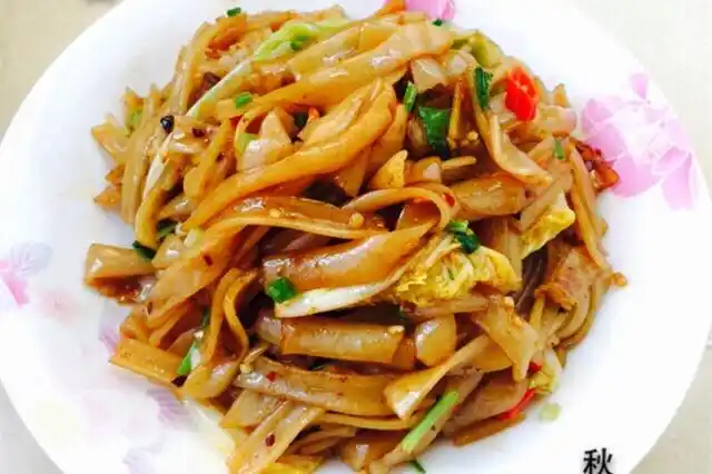 咸香诱人的炒饼pk爽滑筋道的炒河粉!你想吃哪个?