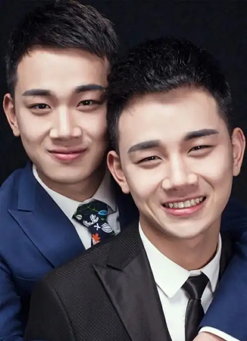 两个双胞胎男生第一张照片左边和右边和第二张的怎么对应?