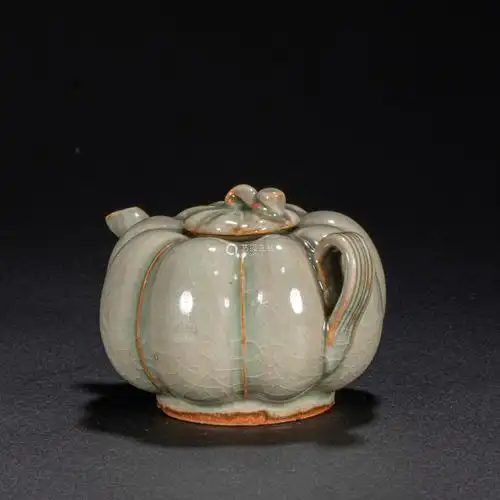 宋代龙泉窑瓜楞壶