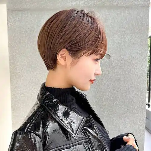 挂耳短发**挂耳短发是一种非常受欢迎的短发款式,它的特点是发丝长度