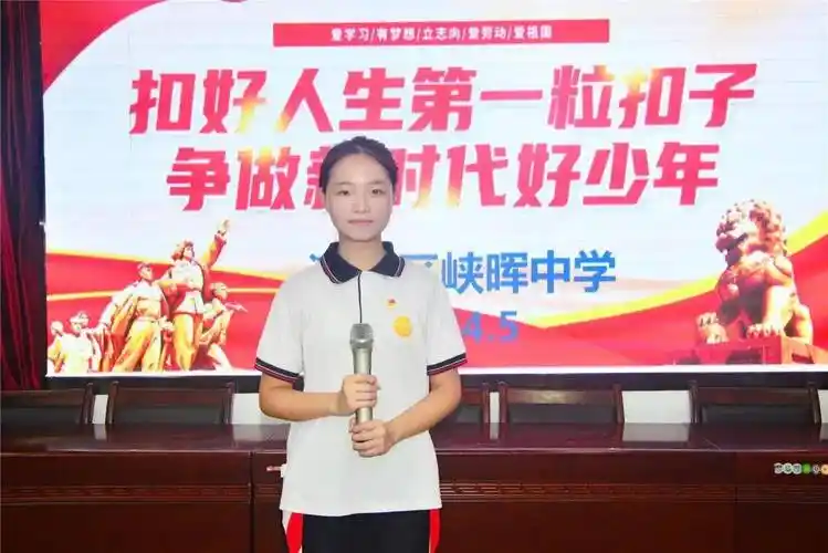 生活上关爱同学,热心公益,参加志愿者服务……潮南区峡晖中学的周佳烨