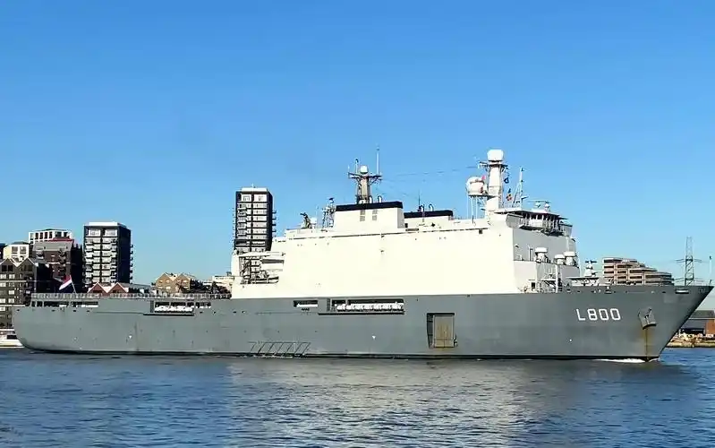 【荷兰皇家海军】鹿特丹级船坞登陆舰"鹿特丹"号(l-800)经过北格林威