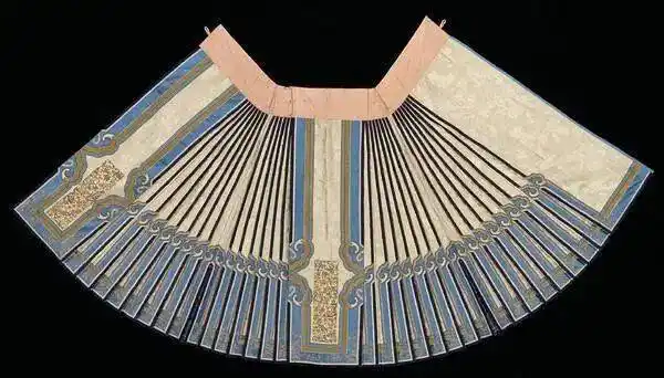 花纹也色彩淡雅清丽,风吹起时如月华一般,名为"月华裙";时光流转,到了