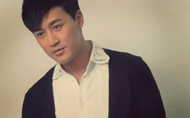 2 林峰,也是很精致的脸庞,长相温和帅气,标准的美男子形象!