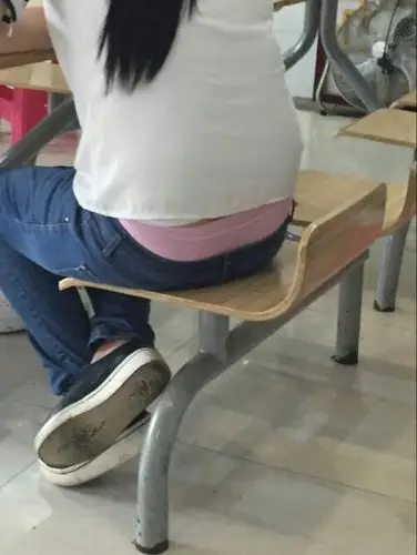 看到女生内裤露出来了该怎么提醒啊?我是男生