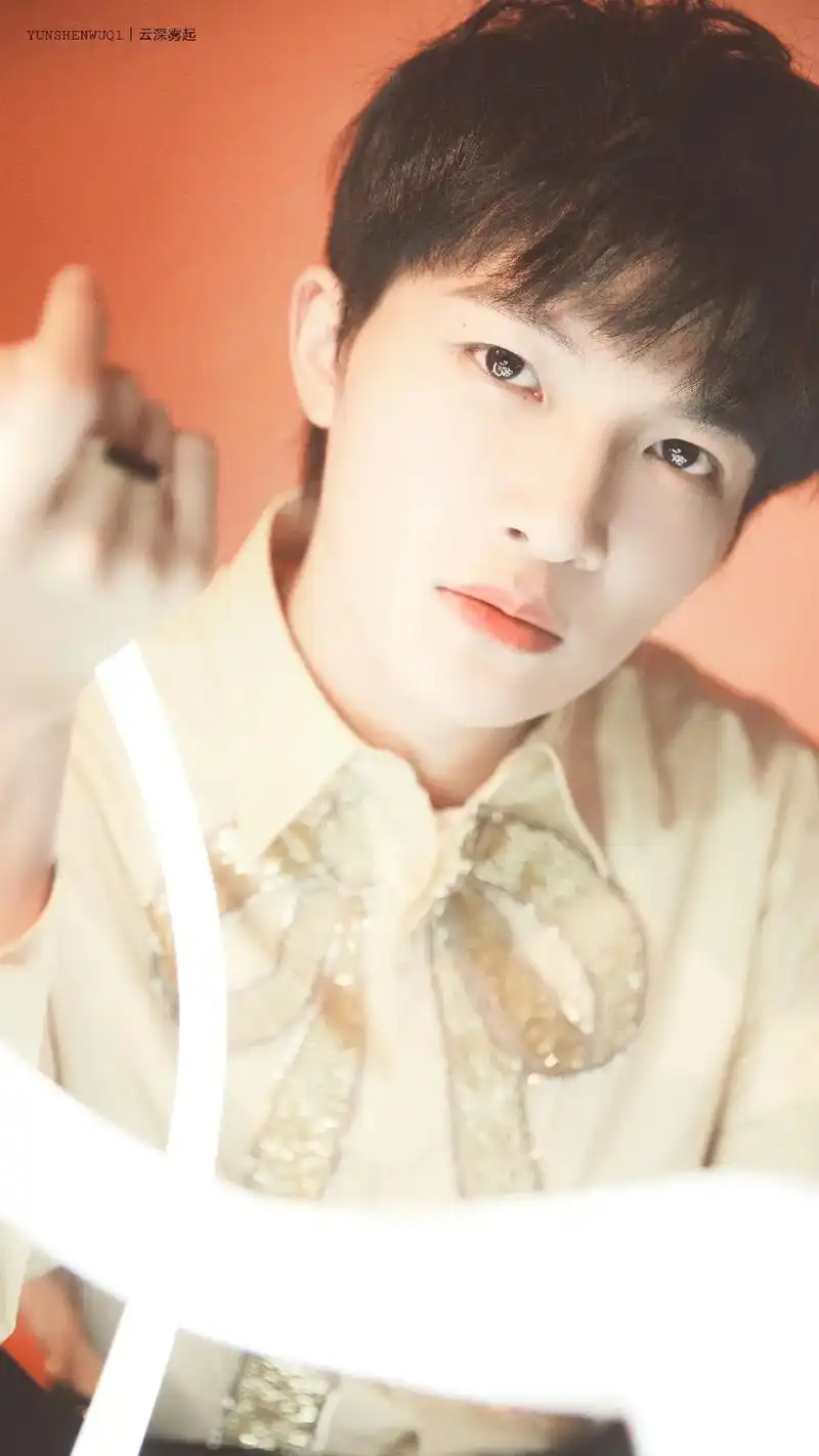 周深 少年明媚似光  叫我不敢忘.#周染清 #清染社团95 - 抖音