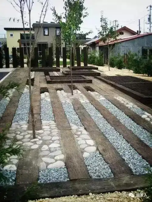 如今,  我们要抽取时光里的枕木去装饰自己的庭院