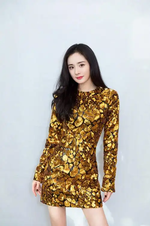 美女穿透明衣服(杨幂身穿"透视装"性感迷人,身材若隐若现,令人难以