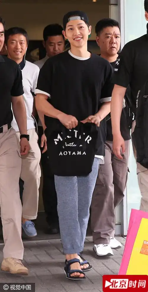 宋仲基穿凉鞋抵港见粉丝 这个穿搭又要火了