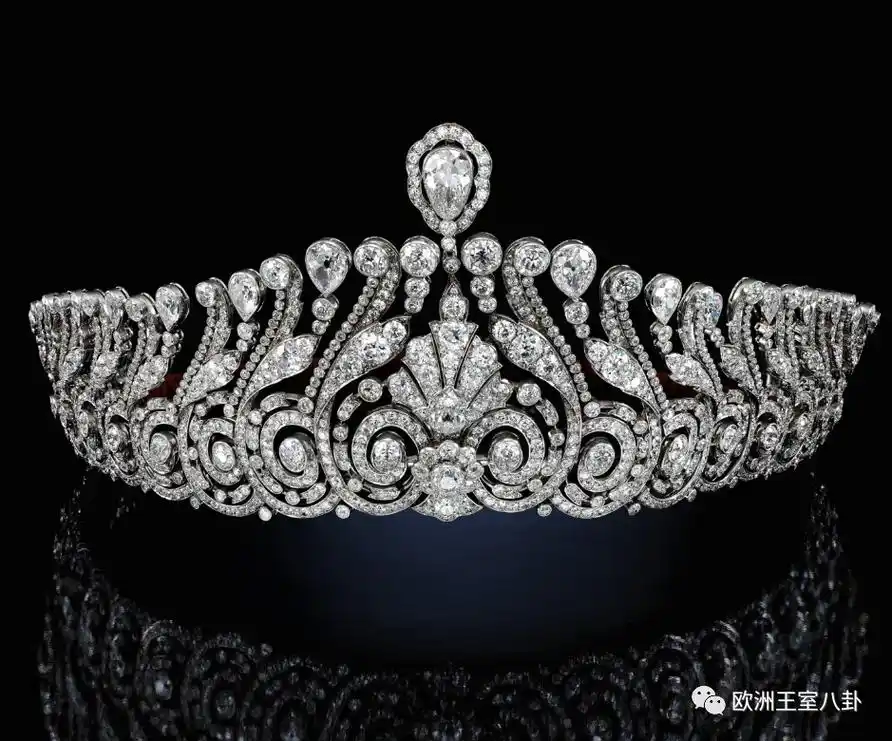 致敬女王即位70年,这家拍卖行借来40多顶古董王冠开展_腾讯新闻