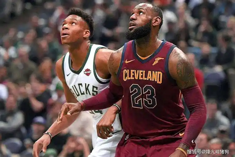 因为初入联盟时,字母哥虽然身高臂长,拥有不错的身体天赋,但他的进攻