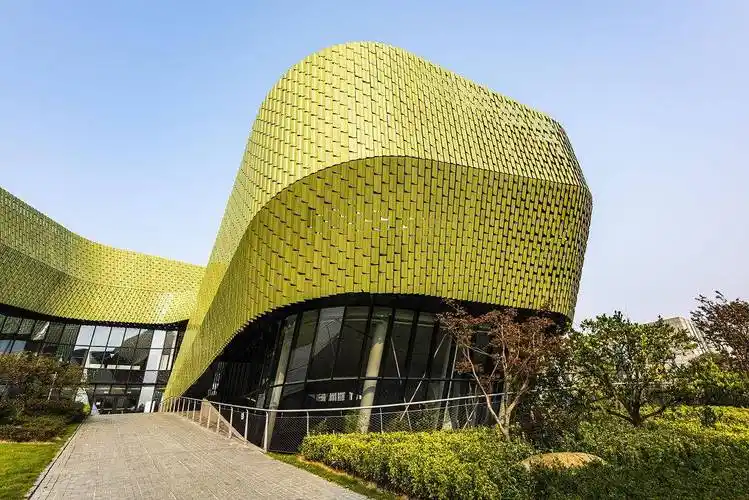 一进入展览馆,人们会被其典雅而现代的外观所吸引