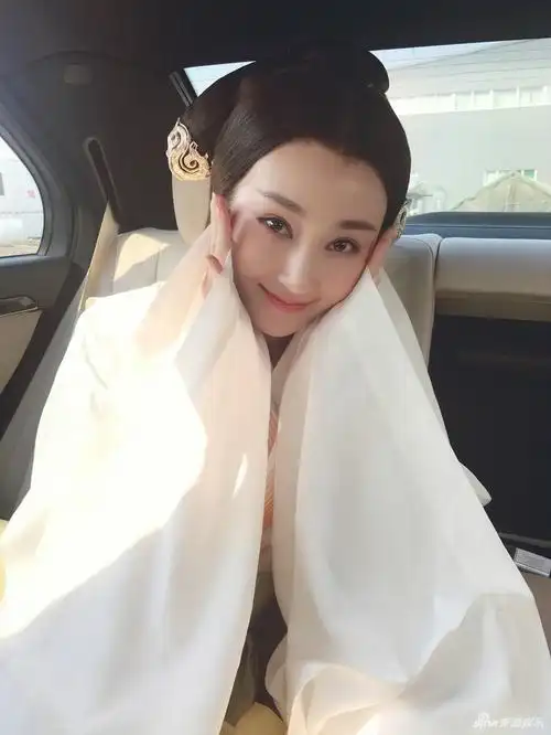 林鹏晒搞怪古装穿越照 比v卖萌网友大呼可爱_新浪看点