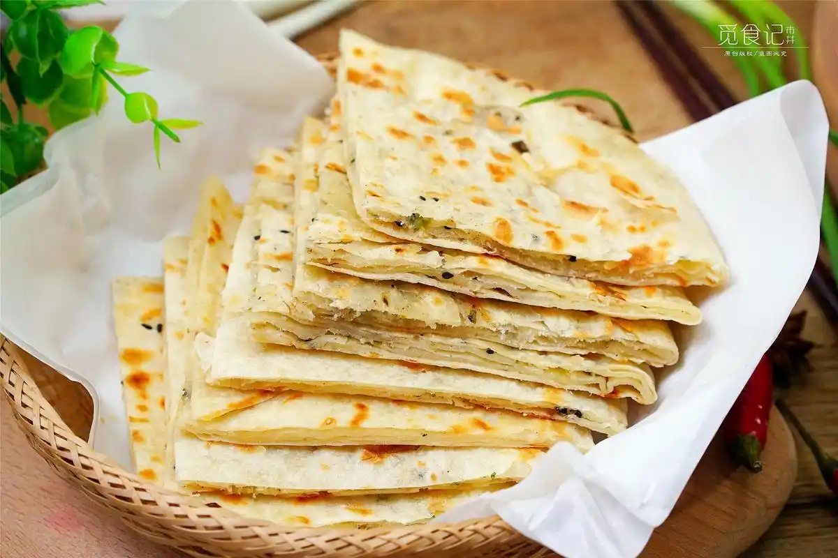 做烙饼,用热水还是冷水和面?都不对,学会这招,烙饼松软又酥香