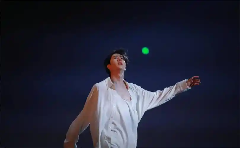 中,王一博赤脚跳舞,太惊艳了_落叶_动作_舞蹈