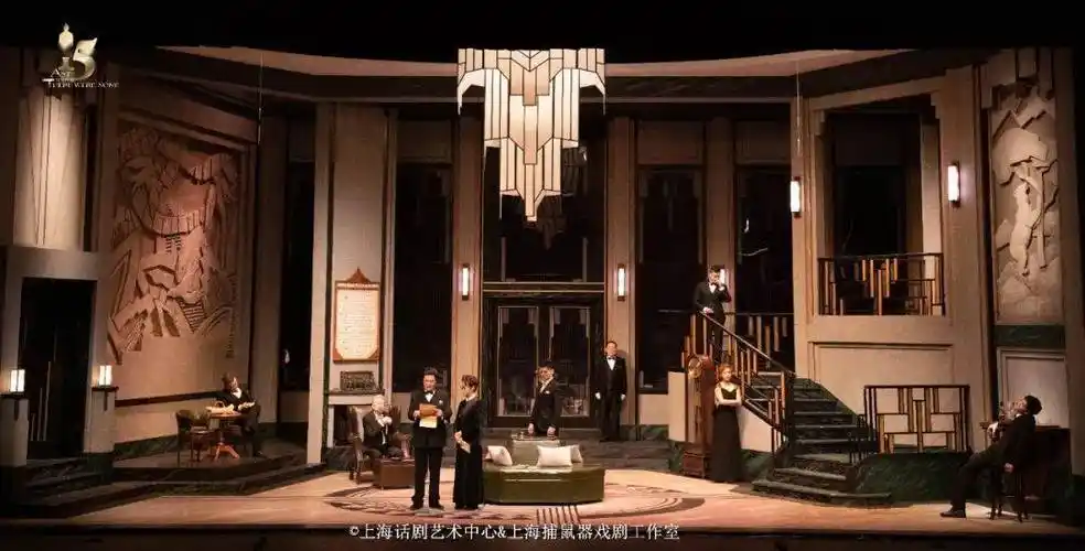 话剧《无人生还》也是由阿加莎本人亲自改编,结尾遵循小说版,舞台布景