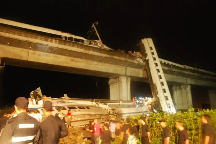 7月23日,温州动车追尾事故现场. cfp_温州动车事故回顾