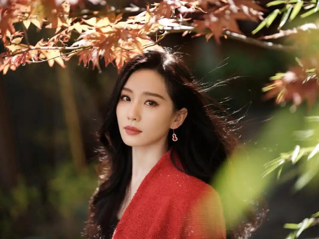 星闻#   刘诗诗红衣盛放,果敢张扬, 与纯黑缄默相融,勾勒自在如意的