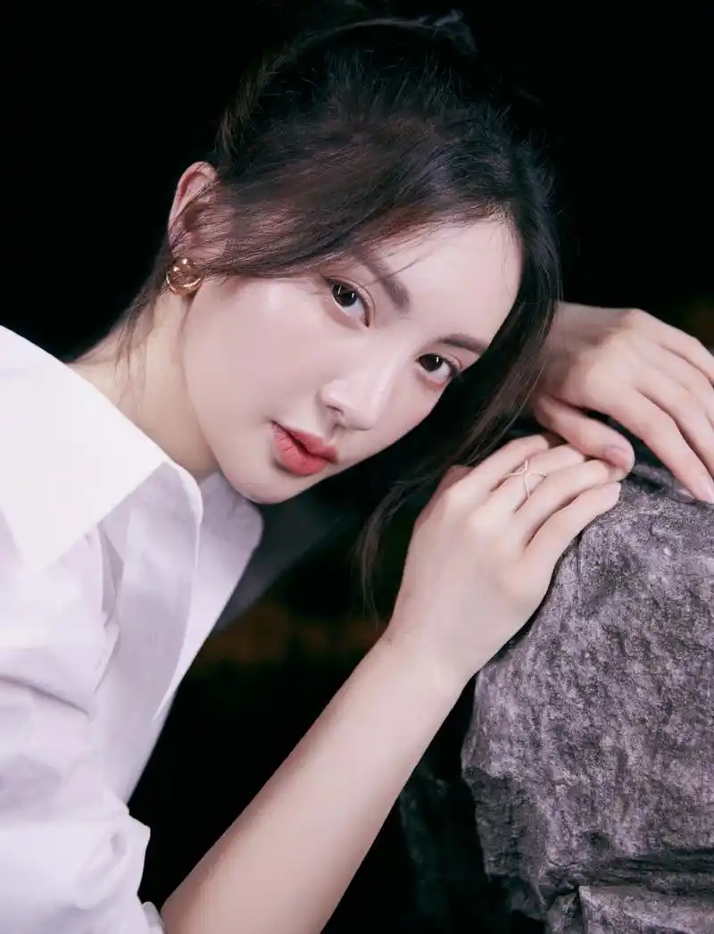 简介:金晨衬衫裙优雅写真图片,分享一组金晨图片给大家,图中的明星