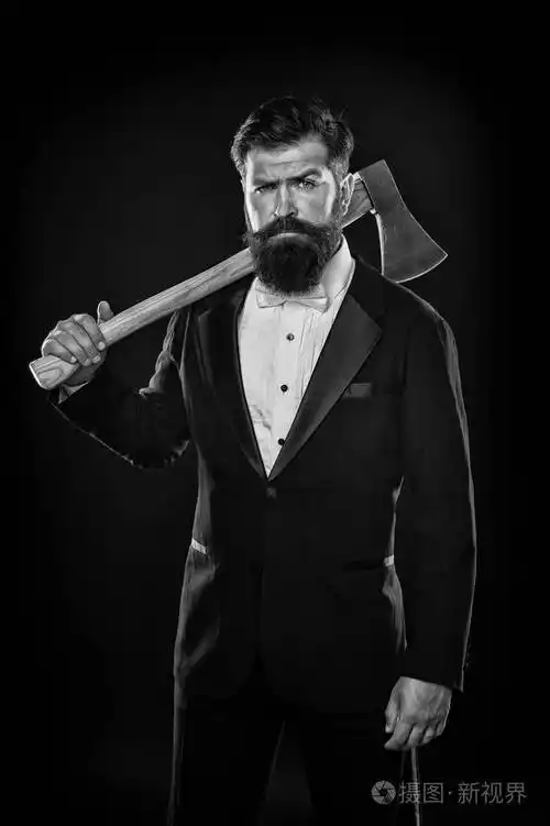晚礼服派对老板凶残的人持斧黑色背景自信的商人正装严肃的男理发师拿