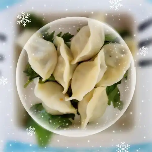 我们慧凡米兰国际幼儿园全体幼儿在各班包饺子小朋友们包的可爱水饺