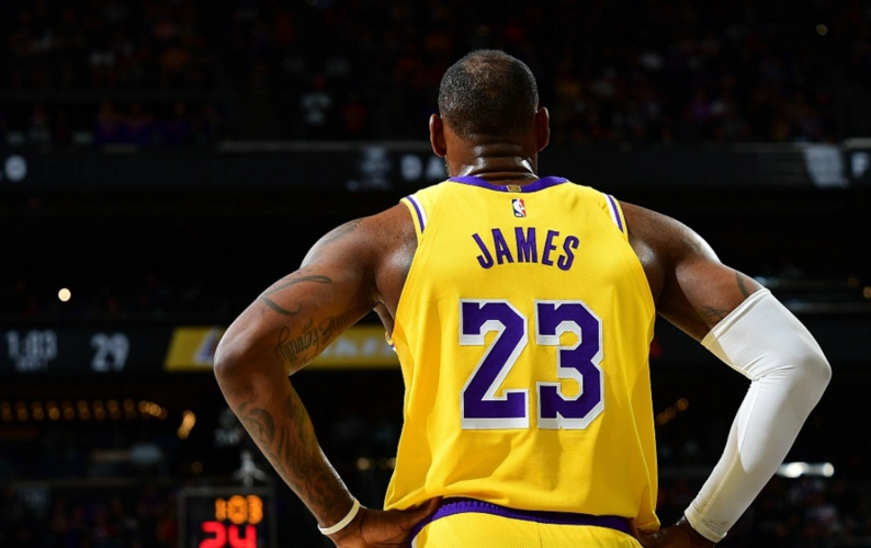 湖人落后30分!詹姆斯7分3失误,布克佩恩36分带队爆发,湖人悬了