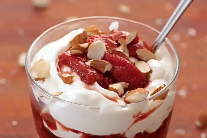 honey roasted balsamic strawberry yogurt parfait