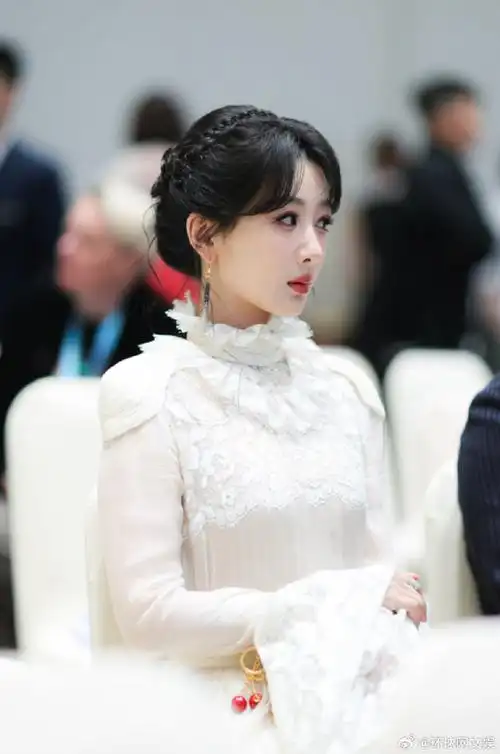 穿白色宫廷风长裙的紫妹好仙!杨紫超话