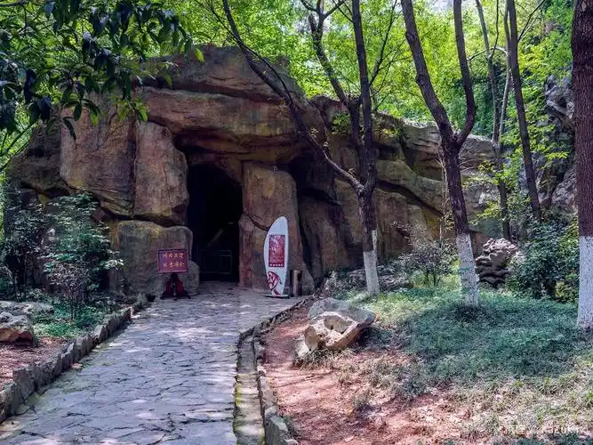 "汤山猿人洞景区可分为六大块" "猿人头像避免斧凿痕迹" "汤山溶洞不