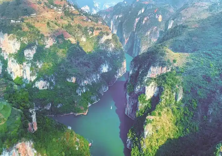 沿江逆流而上,穿过北盘江大峡谷,牂牁江,野钟大峡谷,拖长江,最终抵达