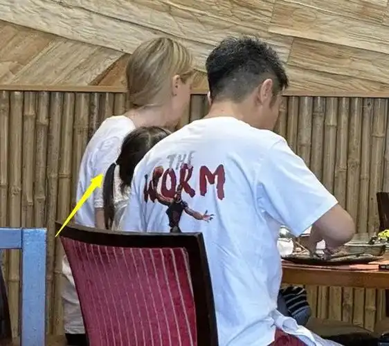 撒贝宁一家4口三亚旅游撒贝宁穿潮牌好时髦李白穿泳衣好白皙